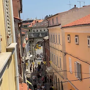 Dejan 2-top Centar-old Town Pola