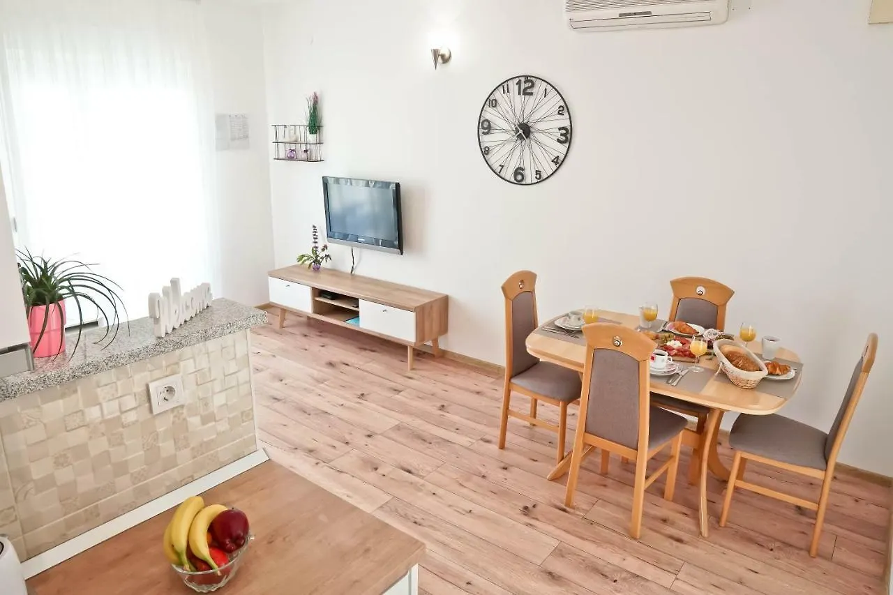 Apartment Komljenovic Pola 0*,